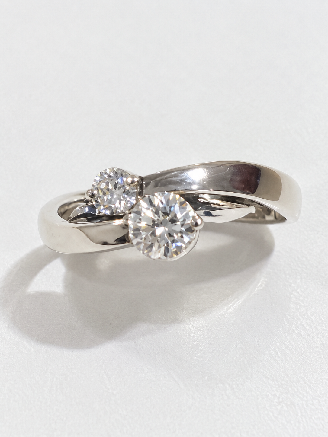 Damenring 750 Gelbgold mit 2 Zirkonia